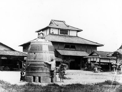 La campana Daibutsu, Kioto, Japón, c.1870s de Japanese Photographer